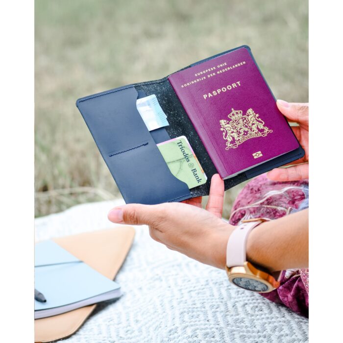 Recycled Leather Passport Holder Passhülle – Bild 9